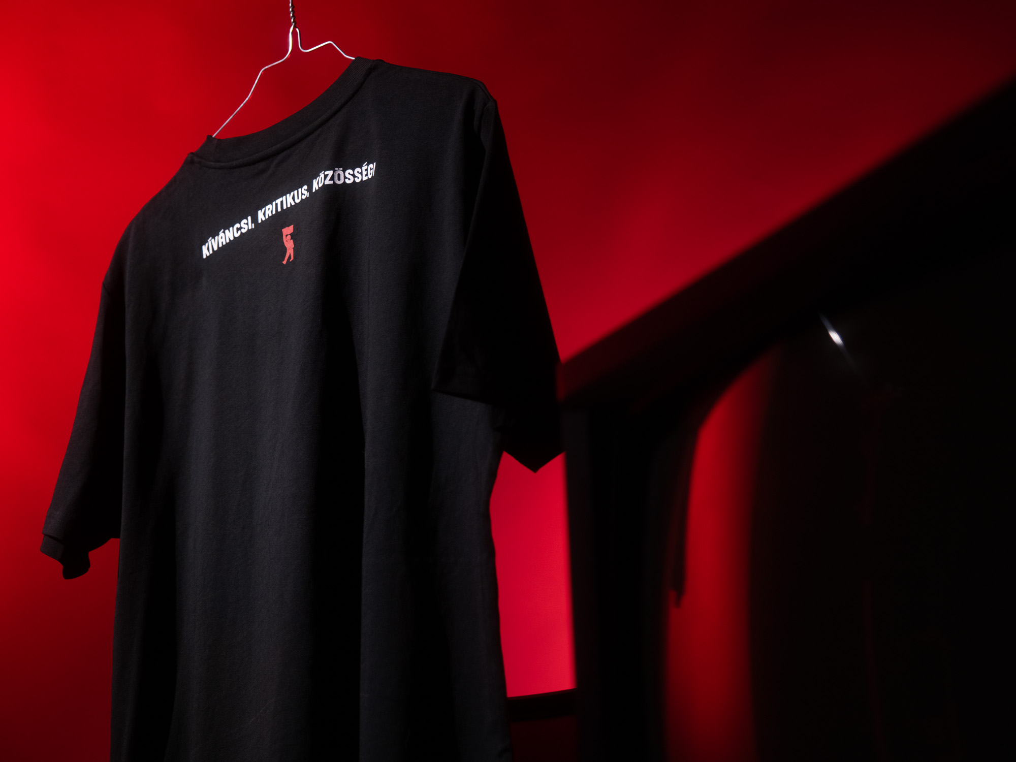 Kiváncsi, kritikus, közösségi póló